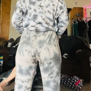 A two-piece outfit Long sleeve with jogging pants